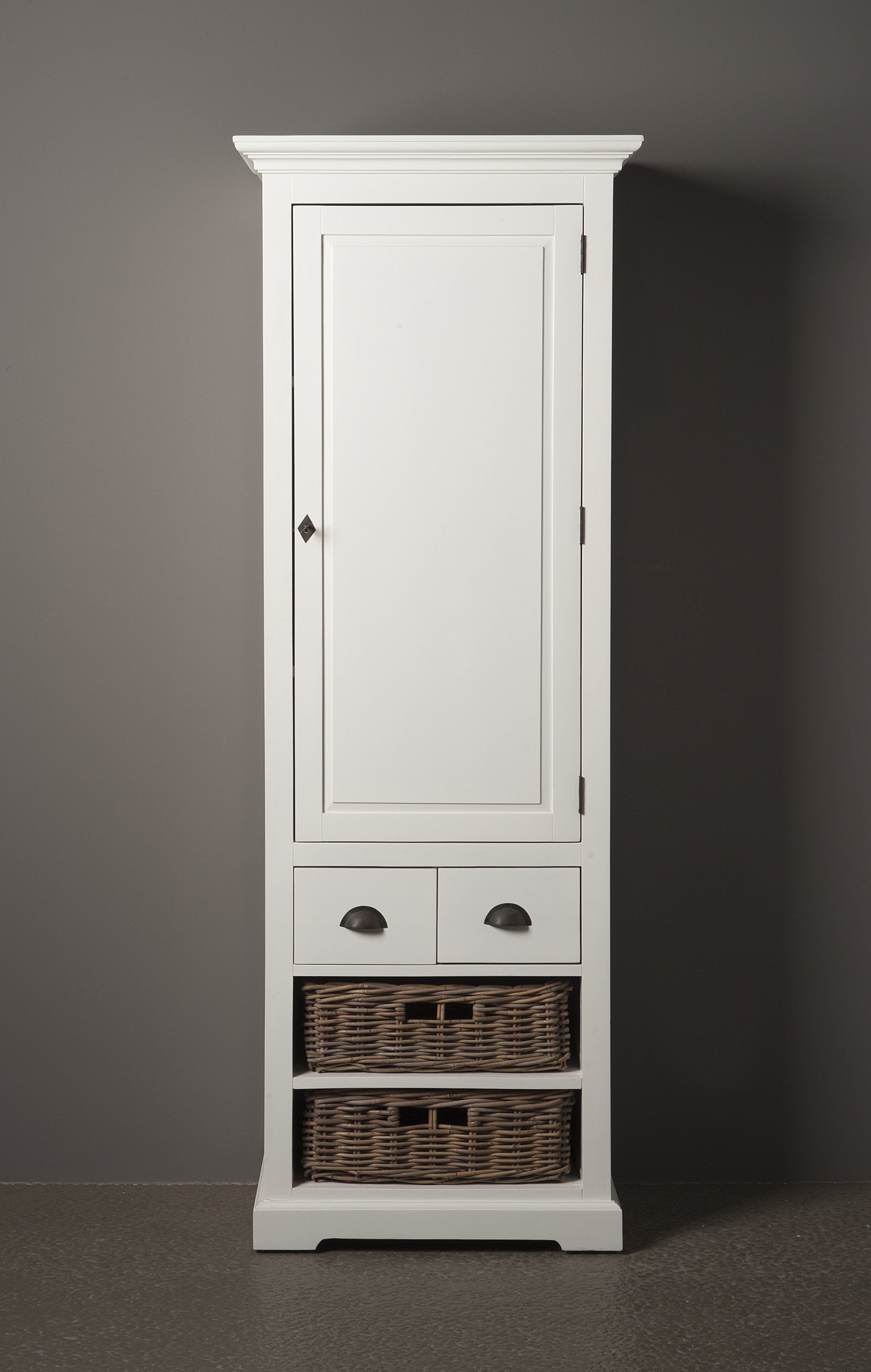 Schmaler Schrank St. Ives mit Körben aus Kubu-Rattan
