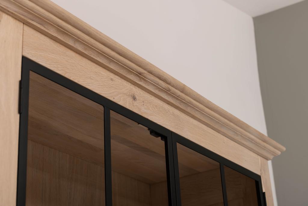 Kompakter Vitrinenschrank aus massiver Eiche mit Stahltüren - auch in anderen Farben erhältlich!