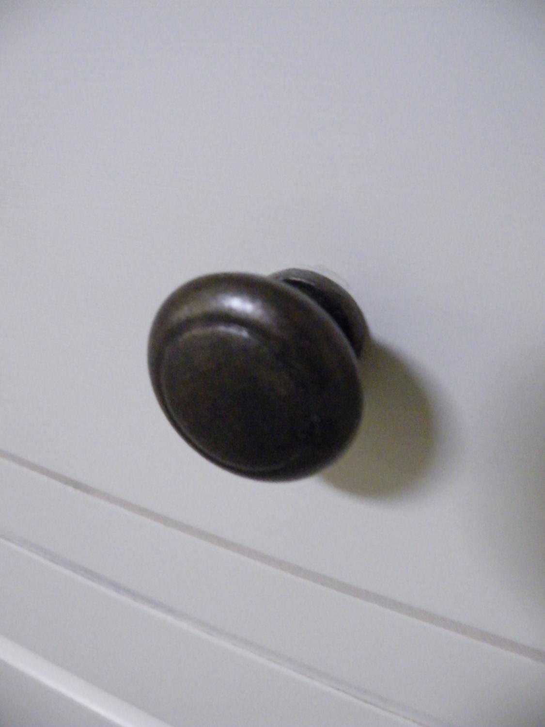 Stilvoller Hochschrank in Weiß