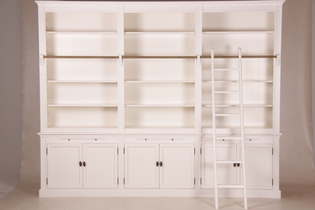 Großes Bücherregal mit Leiter in Weiß