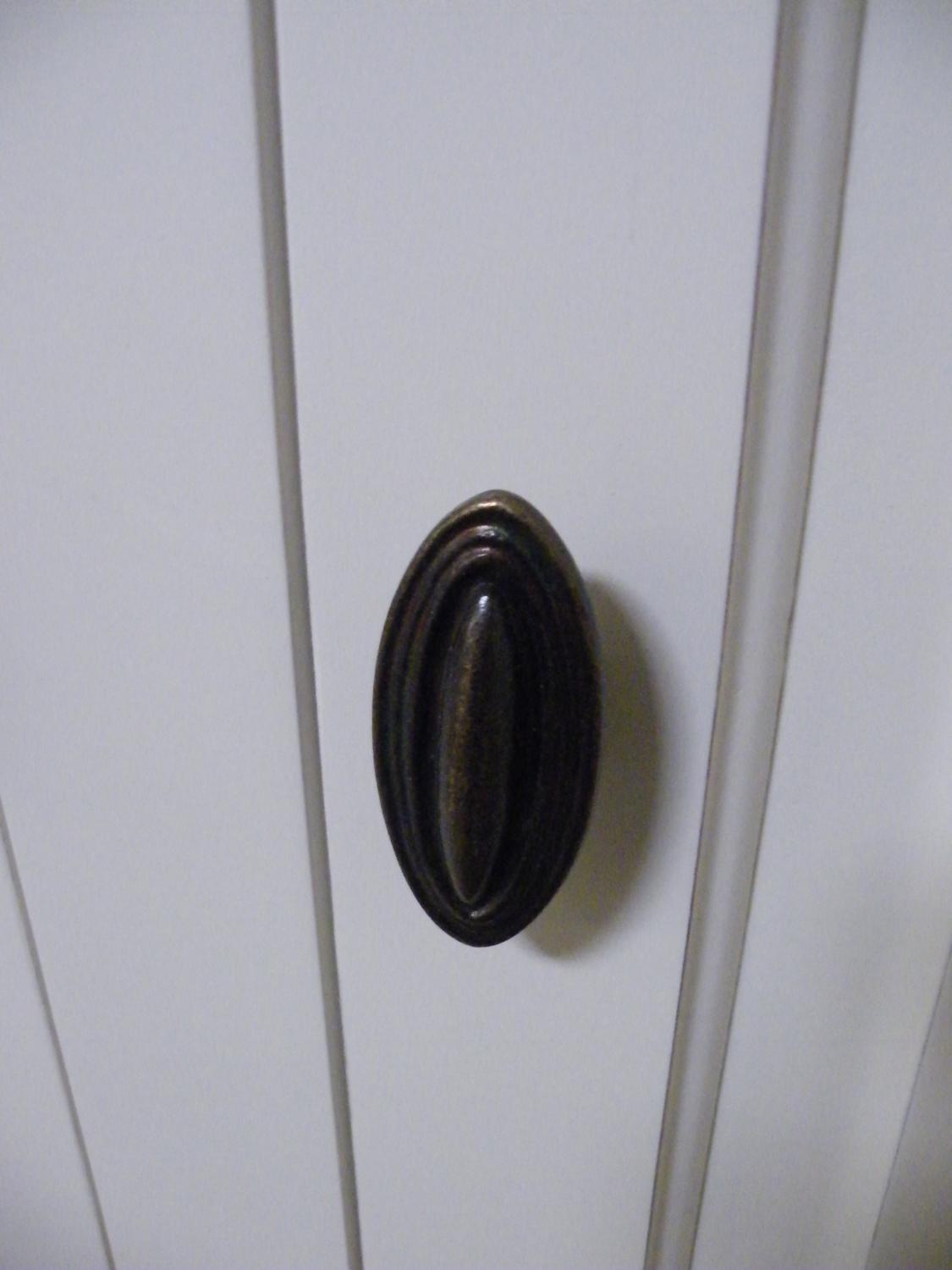 Stilvoller Hochschrank in Weiß