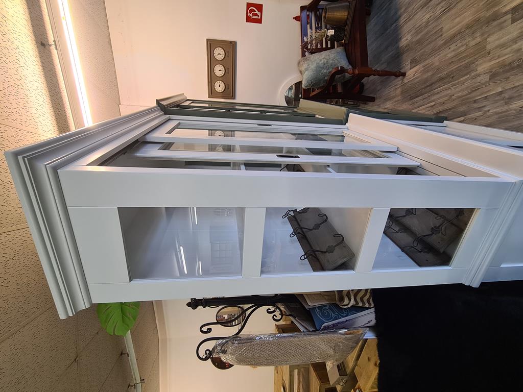 Kompakter Buffetschrank mit Schiebetüren im Landhausstil - in vielen Farben erhältlich!