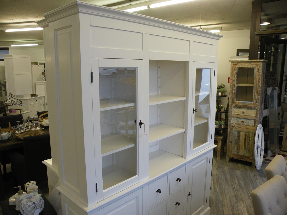 dscf9912_copy_ Großer Buffetschrank im eleganten Landhausstil
