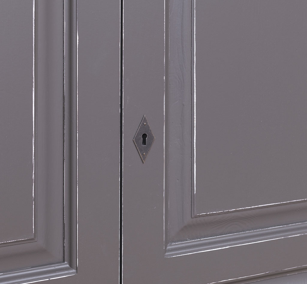 Kleiderschrank für das gehobene Ambiente - in vielen Farben erhältlich!