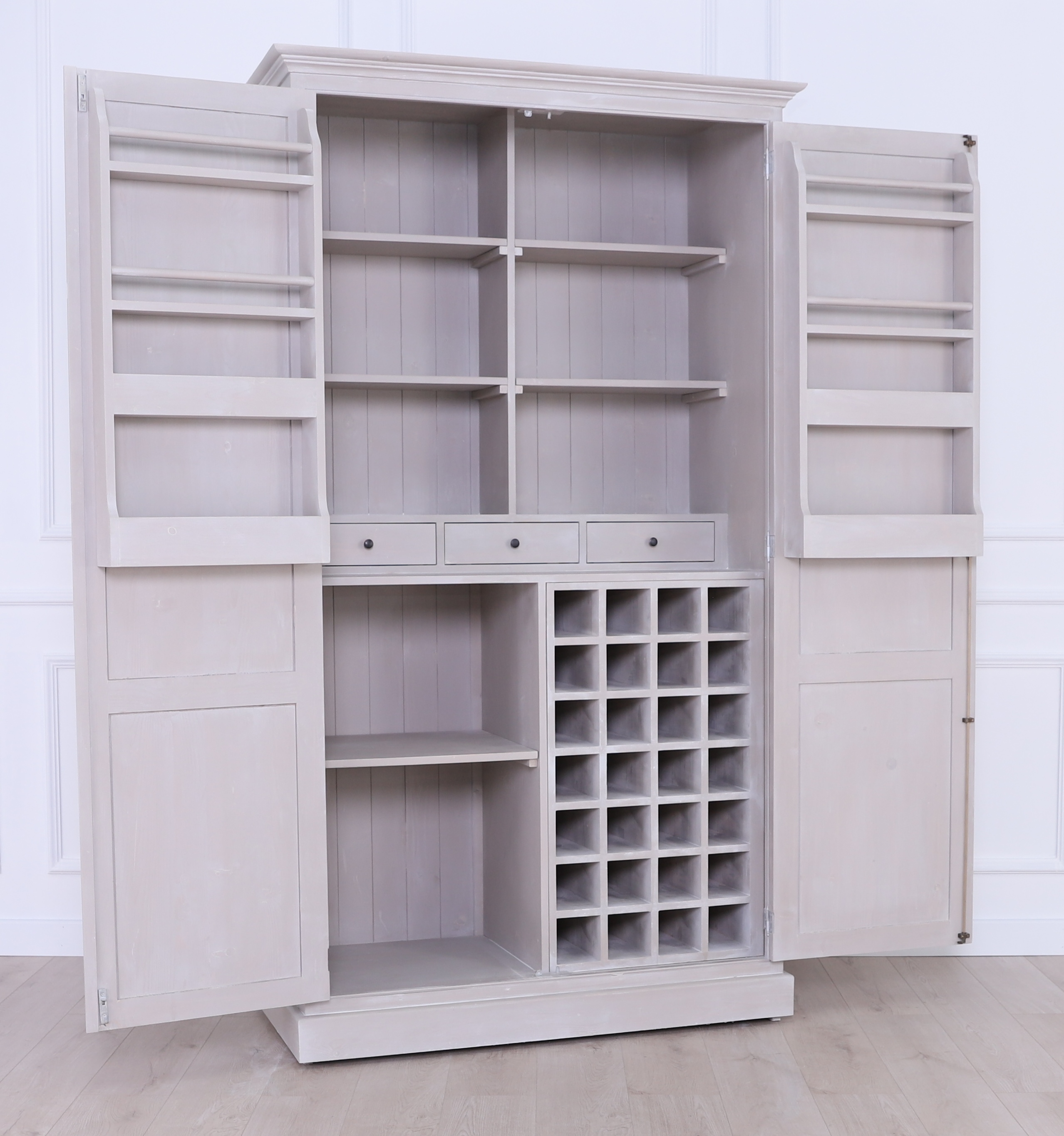 Großer Barschrank mit Weinregal im Landhausstil