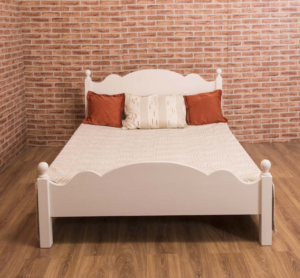 Romantischer Landhaus-Charme: Bett aus massivem Holz mit runden Formen