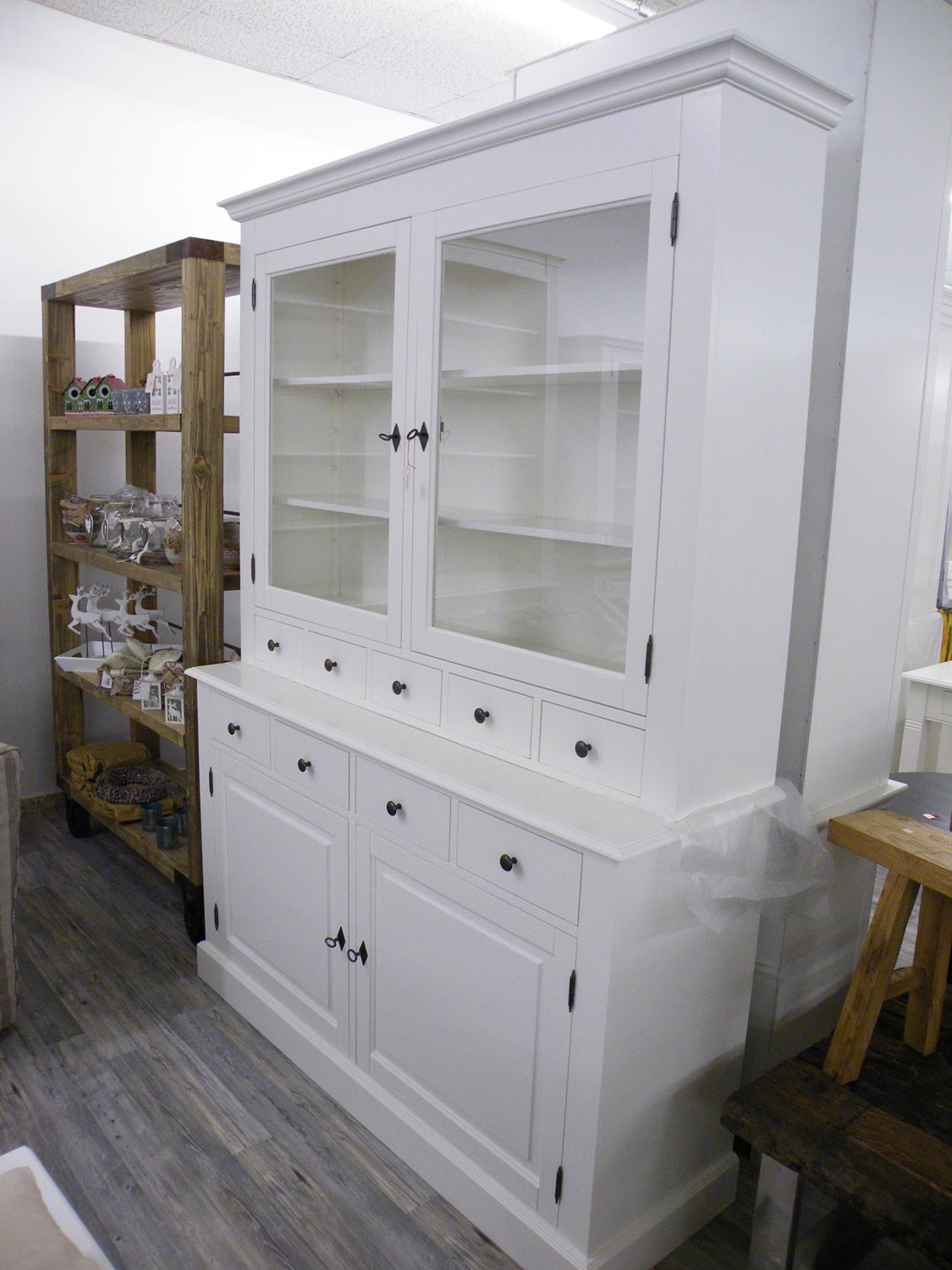 dscf8410_copy_ Interessanter Vitrinenschrank im Landhausstil