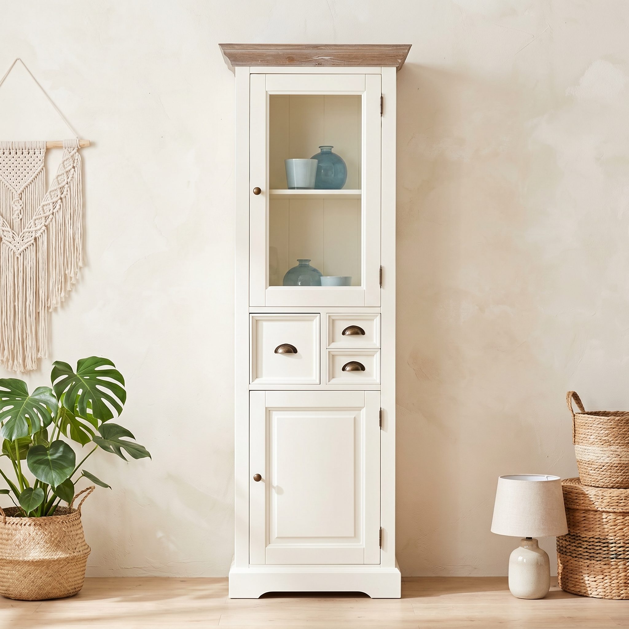 Schmale Vitrine Penzance mit rustikalem Kranz