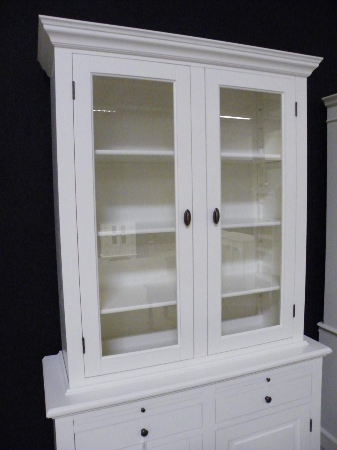 Stilvoller Hochschrank in Weiß