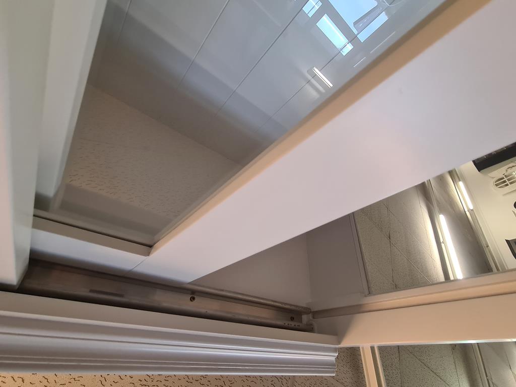 Kompakter Buffetschrank mit Schiebetüren im Landhausstil - in vielen Farben erhältlich!