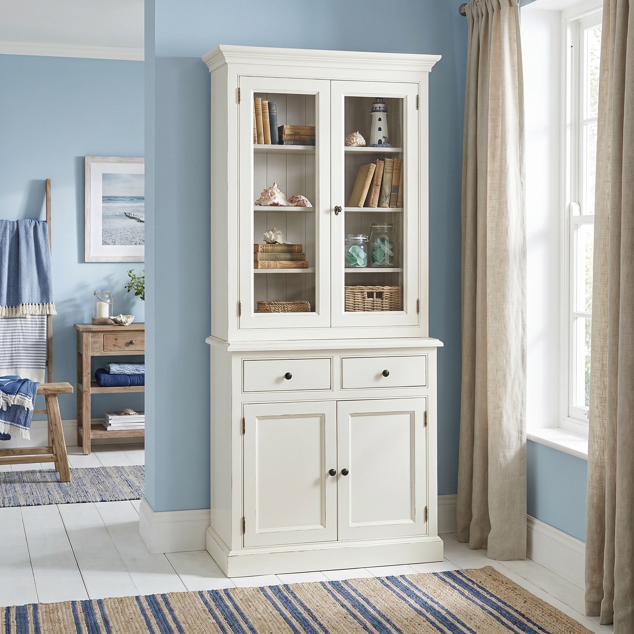 Schmaler Buffetschrank im Landhausstil