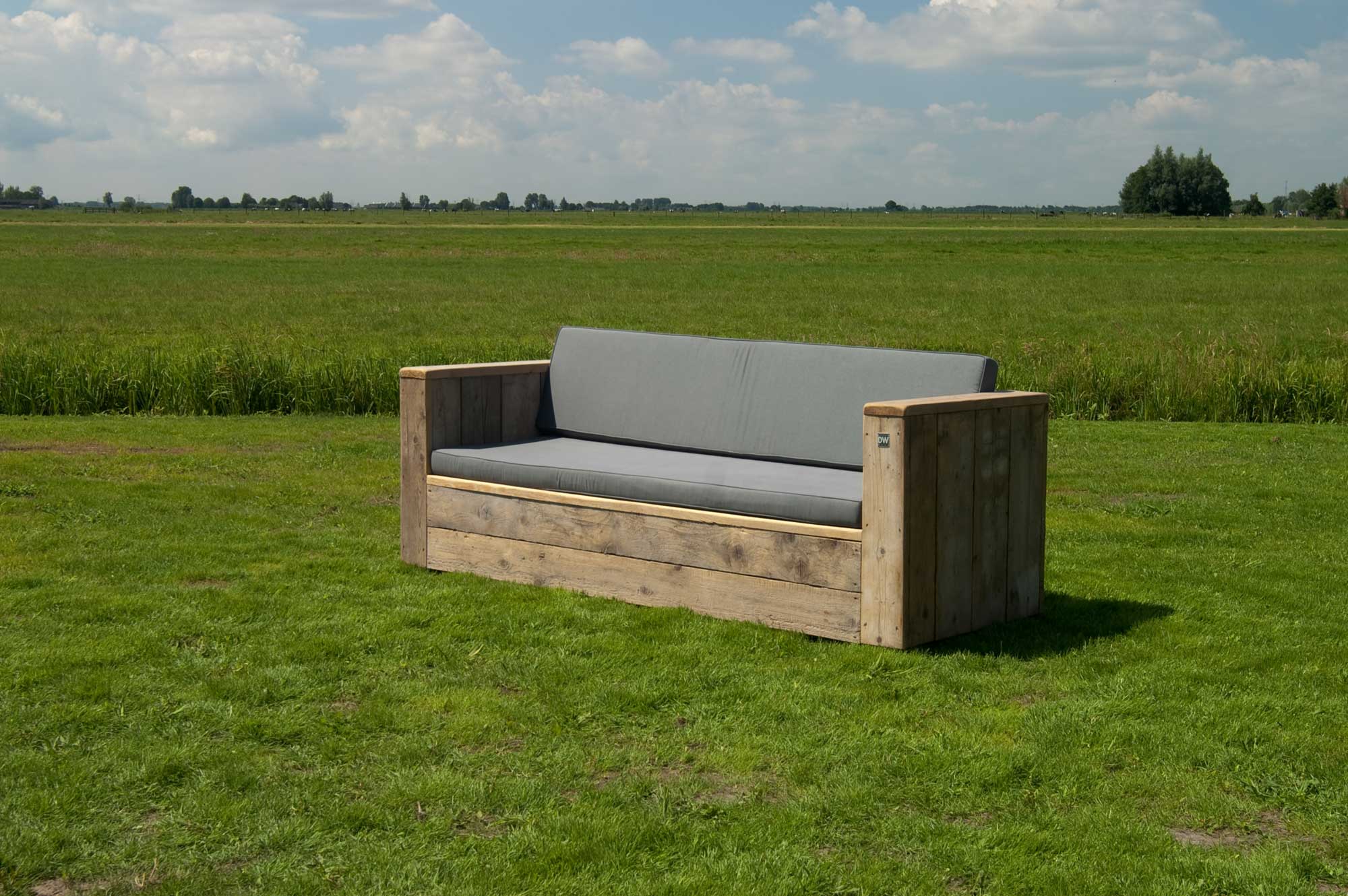 Blocklounge Sofa aus Gerüstholz - in unterschiedlichen Längen und in vielen Polsterfarben erhältlich!