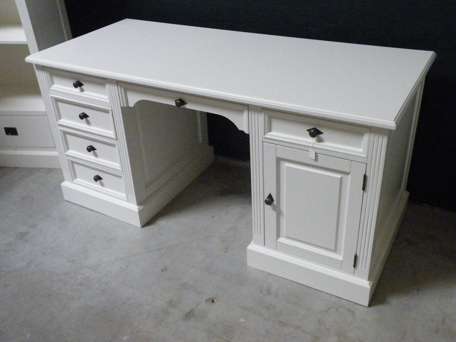 Stilvoller Schreibtisch in Weiß