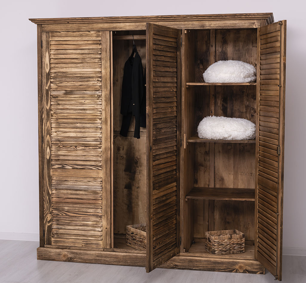 Kleiderschrank mit Lamellentüren im Shabby Chic - in vielen Farben erhältlich!
