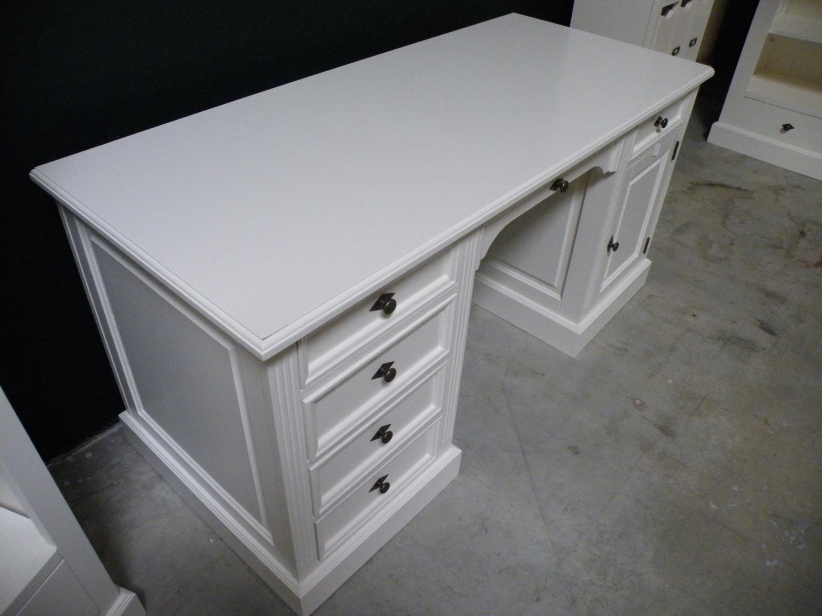 Stilvoller Schreibtisch in Weiß