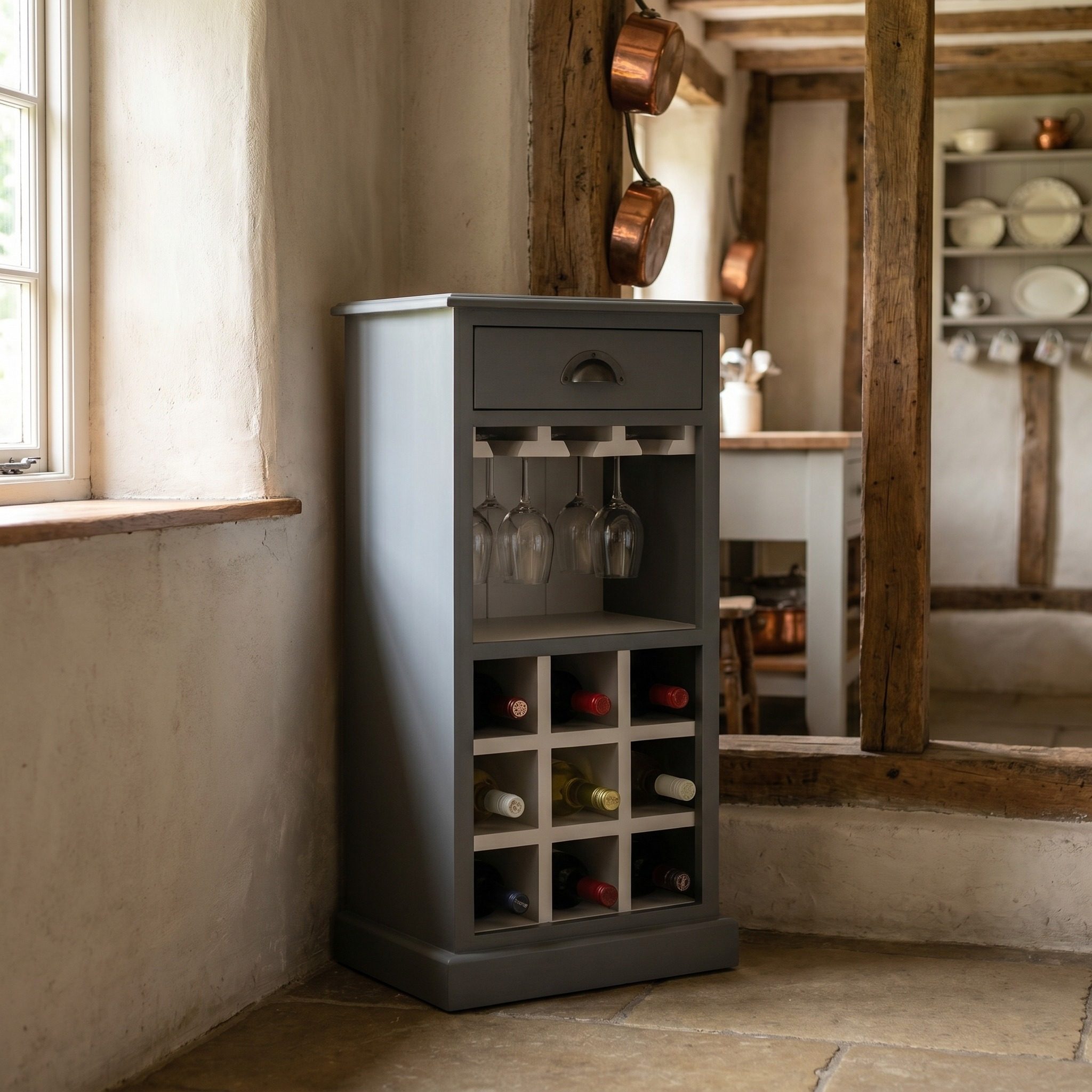 Kompakter Weinschrank im Landhausstil