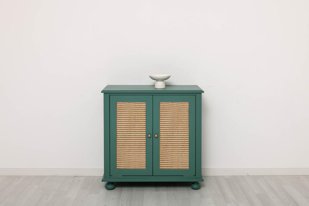 Kompakte Kommode mit 2 Rattan Türen - in vielen Farben erhältlich!