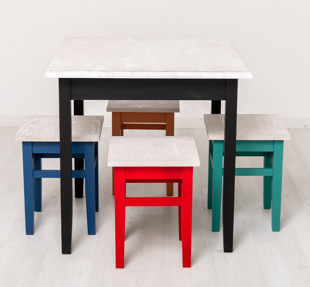 Essgruppe Luberon Multicolor mit Tisch und vier Stühlen