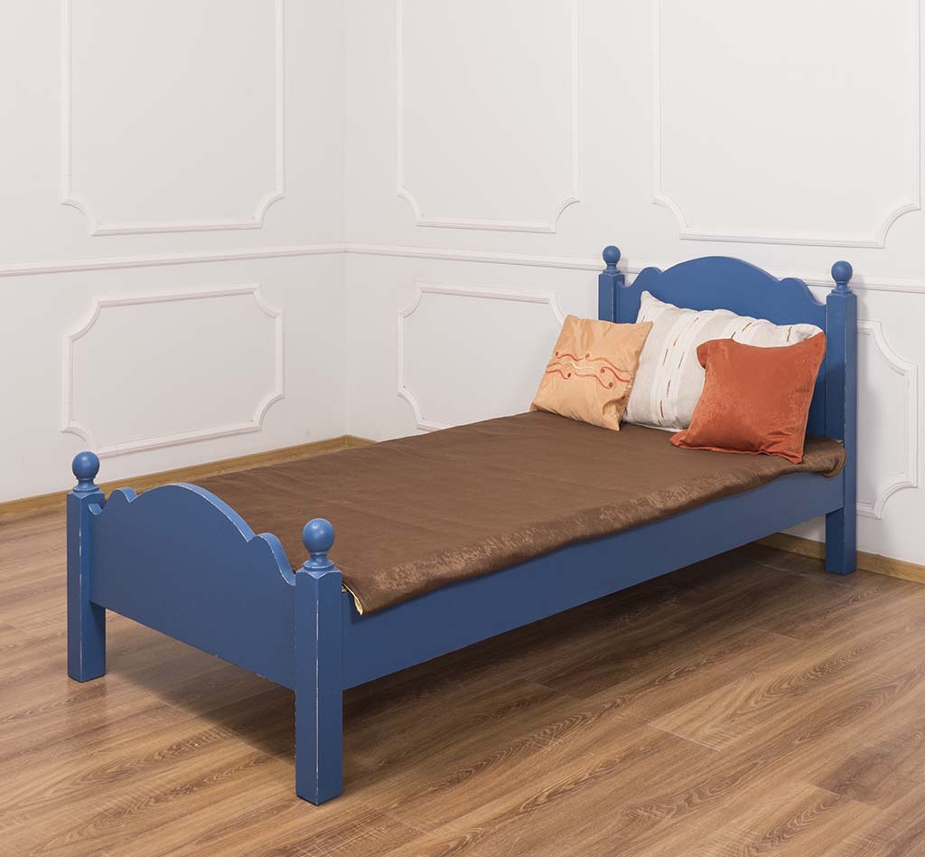 Romantischer Landhaus-Charme: Bett aus massivem Holz mit runden Formen