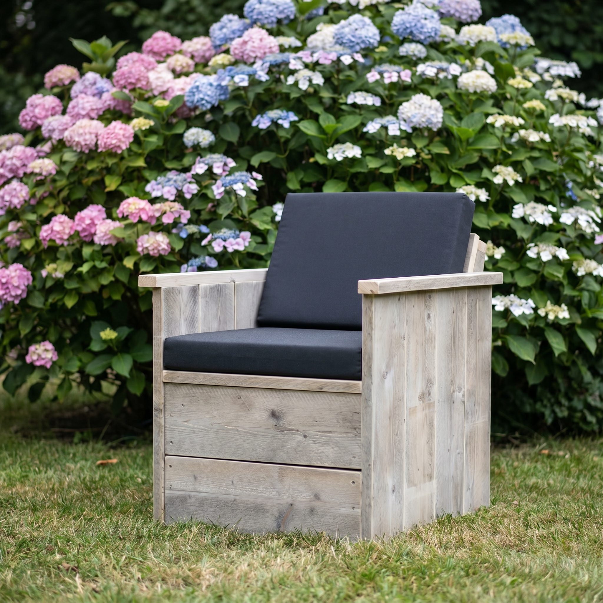 Edler Loungesessel aus Gerüstholz