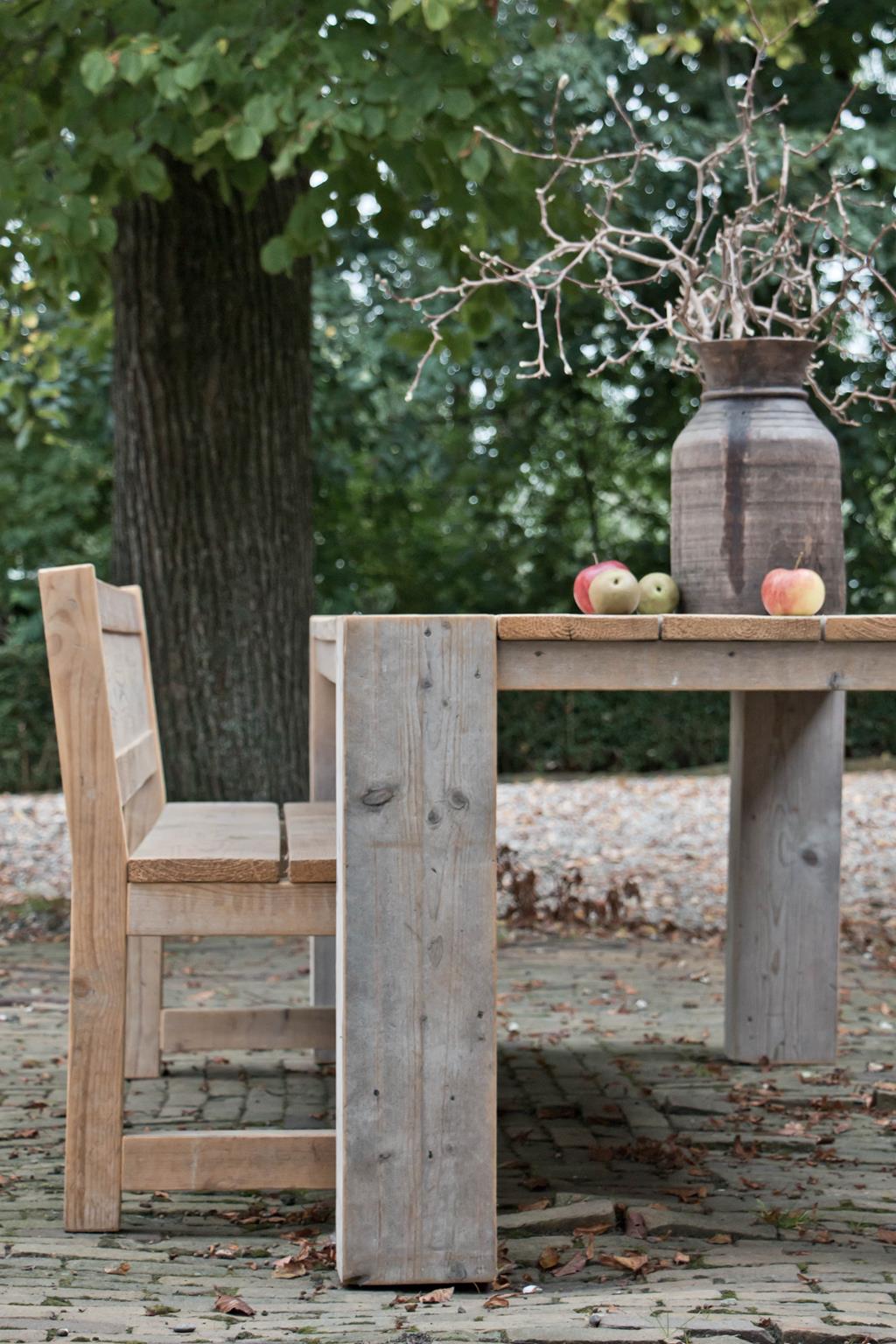Interessanter Gartentisch aus gebürstetem Gerüstholz
