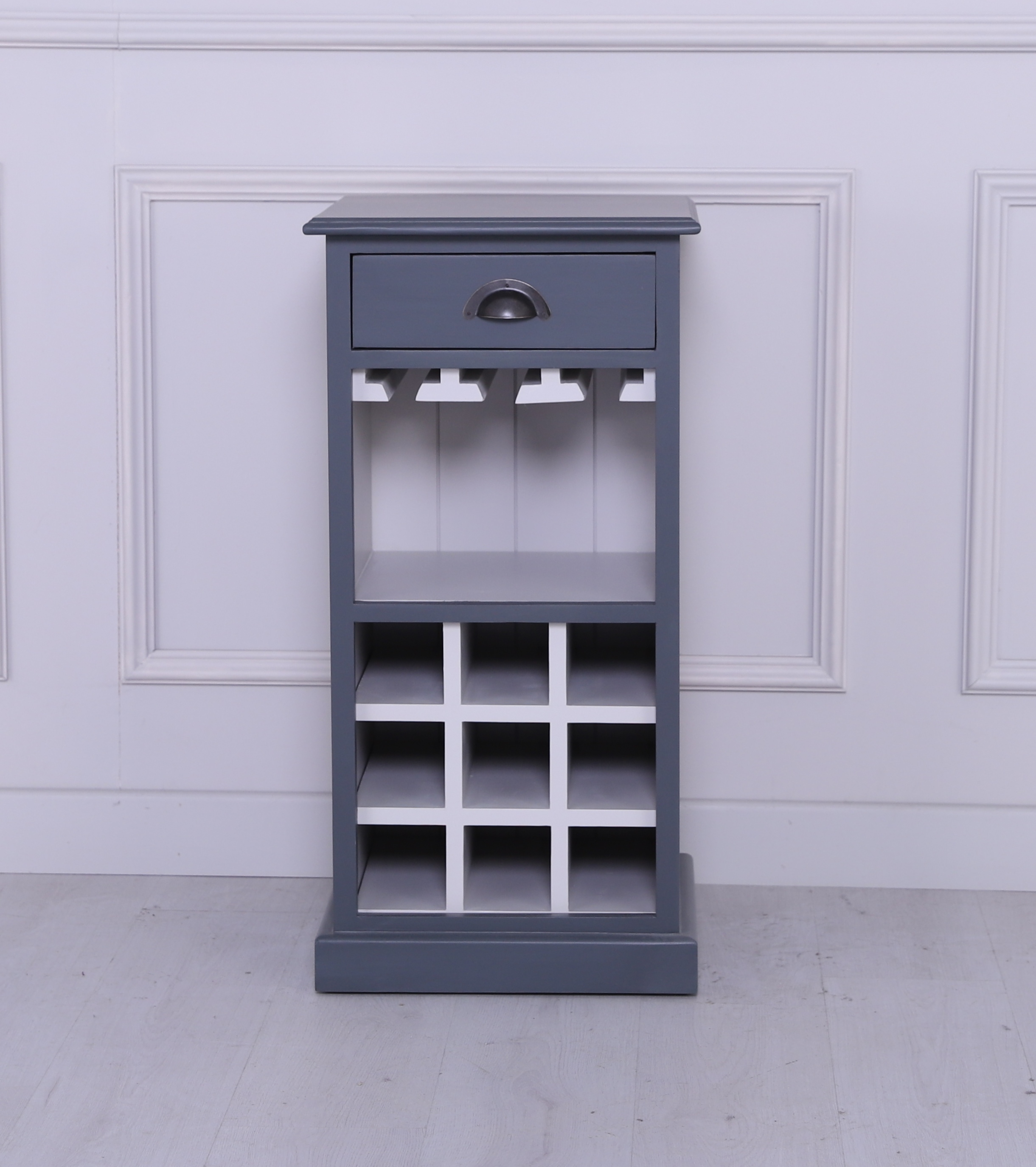 Kompakter Weinschrank im Landhausstil