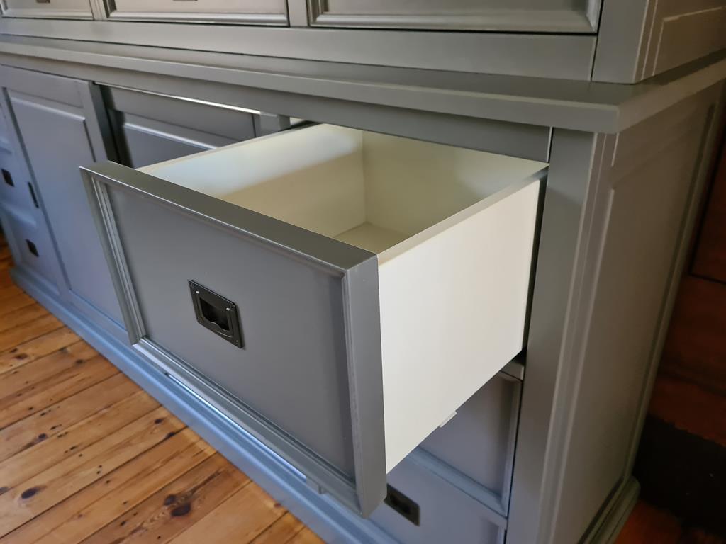 Vielseitiger Landhaus-Buffetschrank in Grau-Weiß - auch in anderen Farben erhältlich!