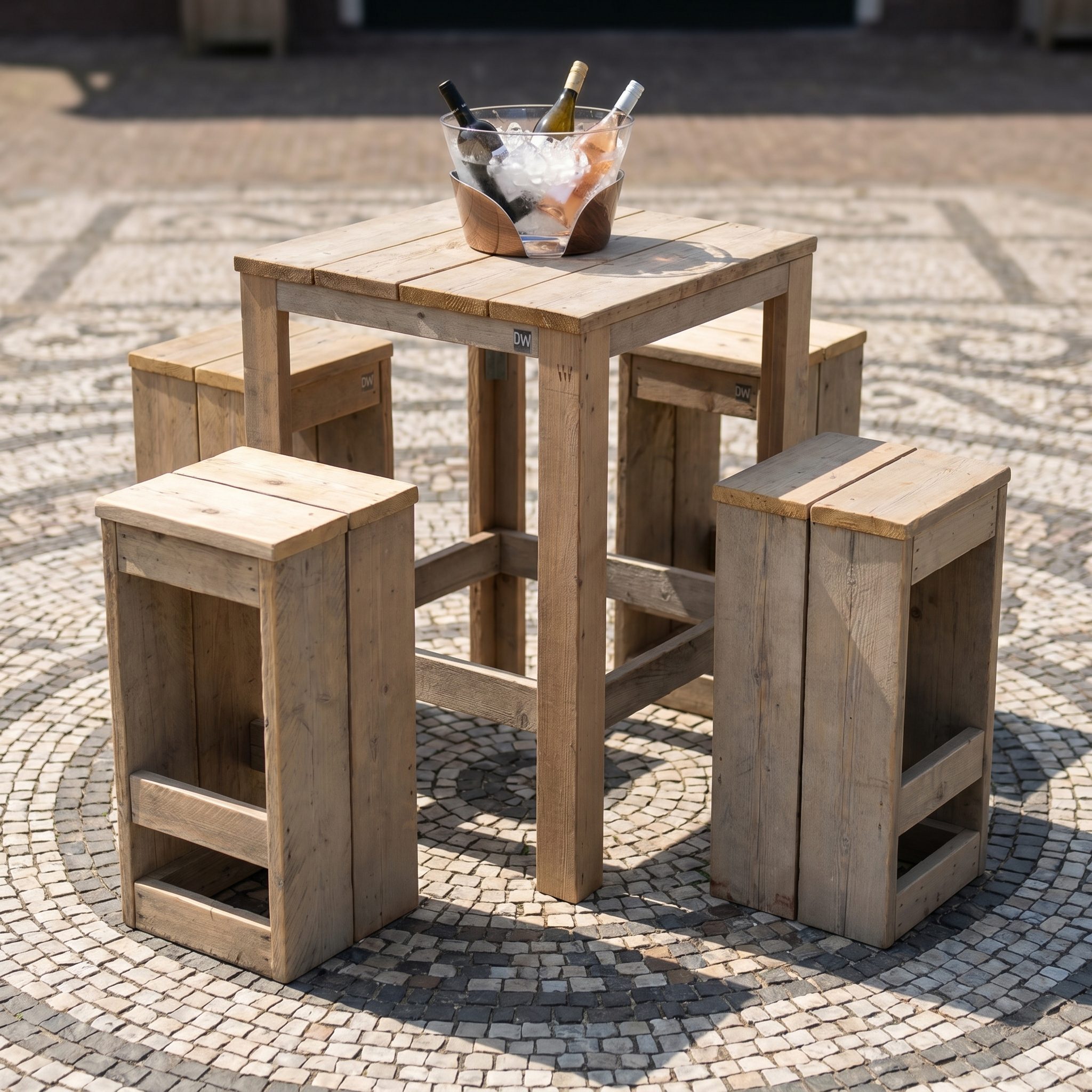Interessantes Barset aus gebürstetem Gerüstholz