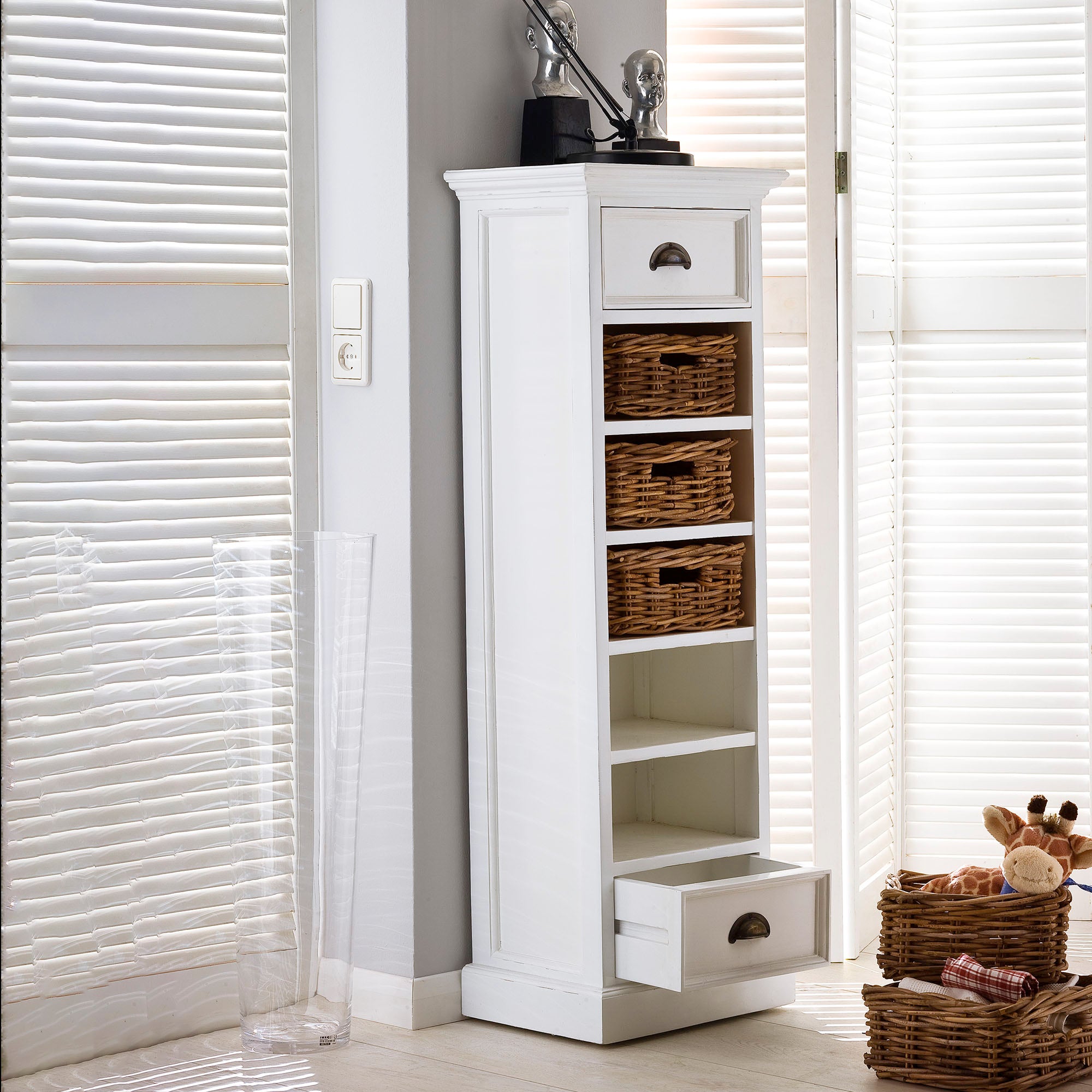 Halifax Turm-Regal mit 5 Rattan-Körben – Weiß