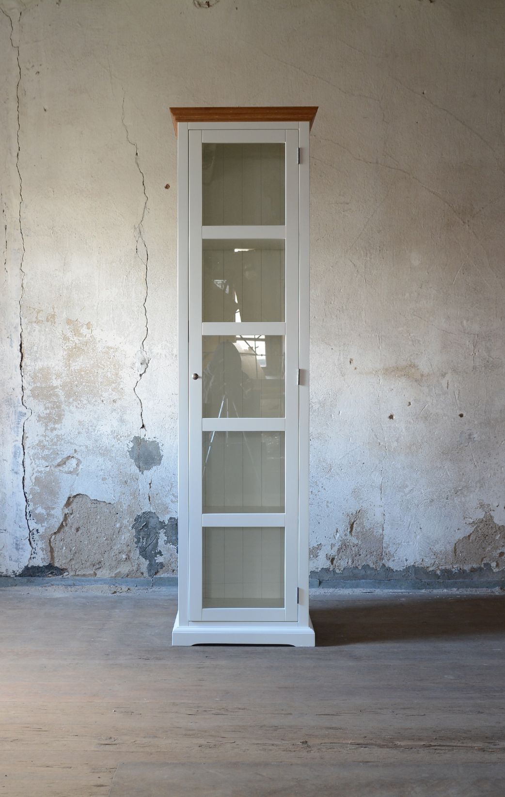 Schmale Vitrine Hilarie im Landhausstil