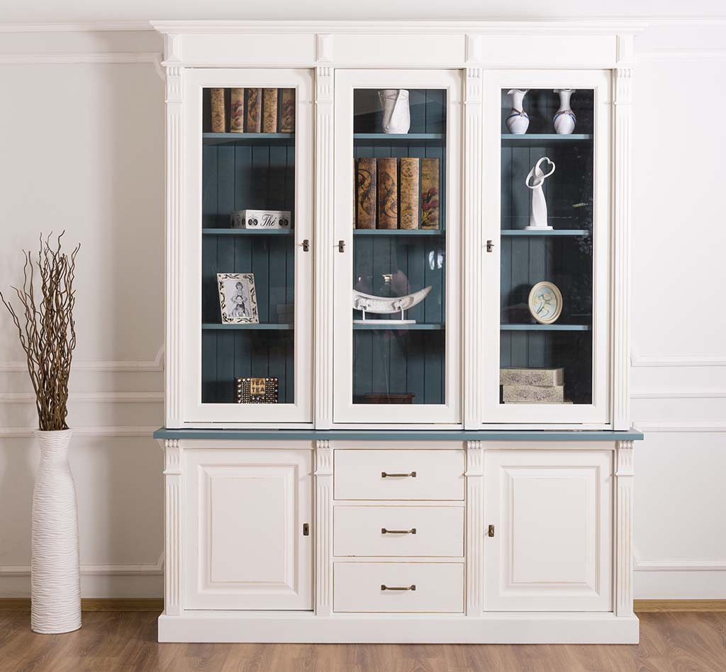 Eleganter Vitrinenschrank mit liebevollen Details - in vielen Farben erhältlich!