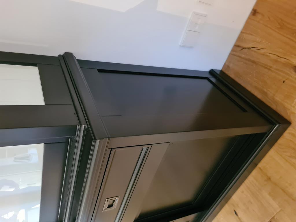 Schicker Buffetschrank mit Schiebetüren in Schwarz-Weiß - auch in anderen Farben erhältlich!