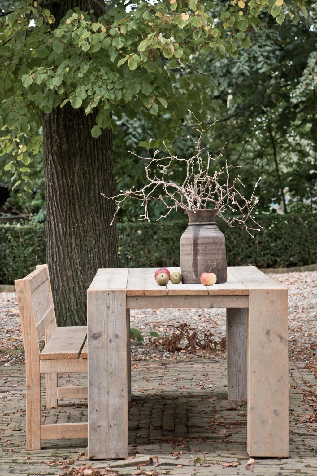 Interessanter Gartentisch aus gebürstetem Gerüstholz