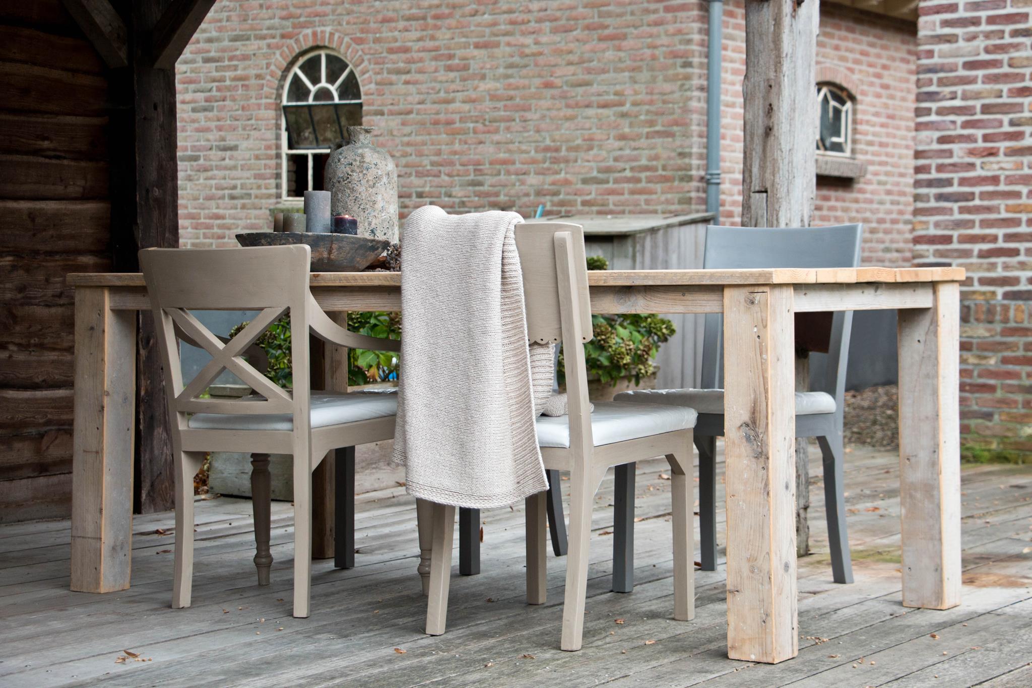 Universeller Gartentisch aus unbehandeltem Gerüstholz Universeller Gartentisch aus unbehandeltem Gerüstholz