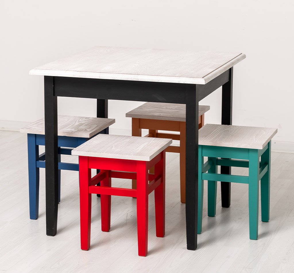 Essgruppe Luberon Multicolor mit Tisch und vier Stühlen