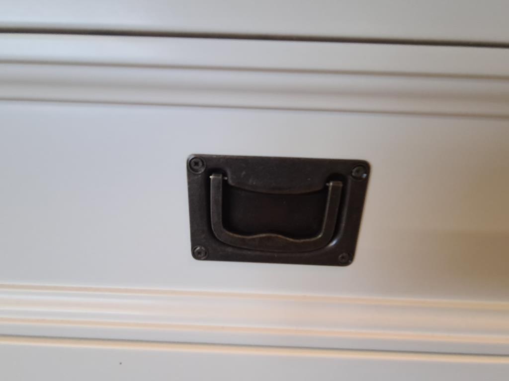 Kompakter Buffetschrank mit Schiebetüren im Landhausstil - in vielen Farben erhältlich!