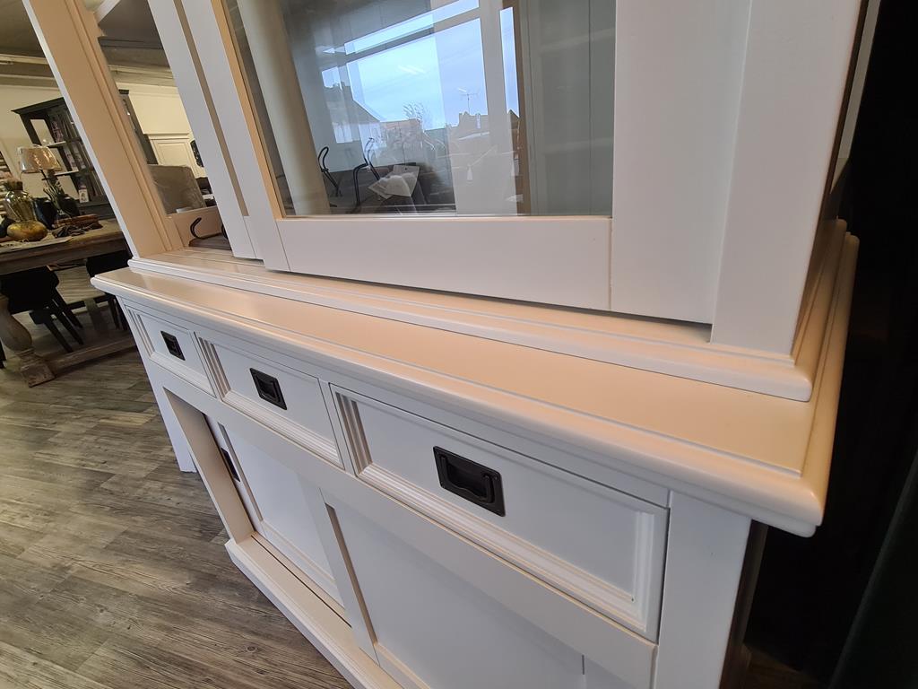 Kompakter Buffetschrank mit Schiebetüren im Landhausstil - in vielen Farben erhältlich!
