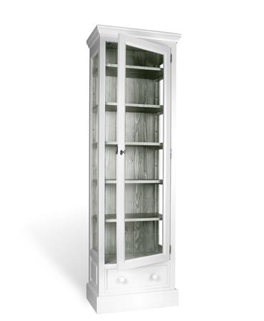 Schmaler Vitrinenschrank im Landhausstil