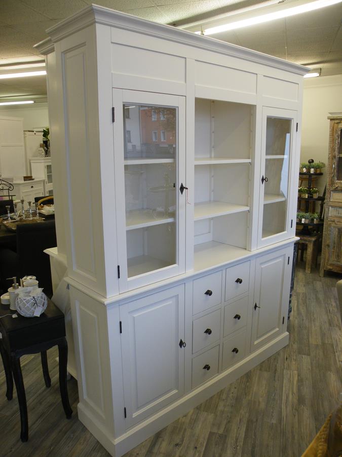 dscf9910_copy_ Großer Buffetschrank im eleganten Landhausstil