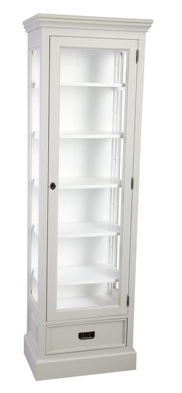 Schmaler Vitrinenschrank im Landhausstil