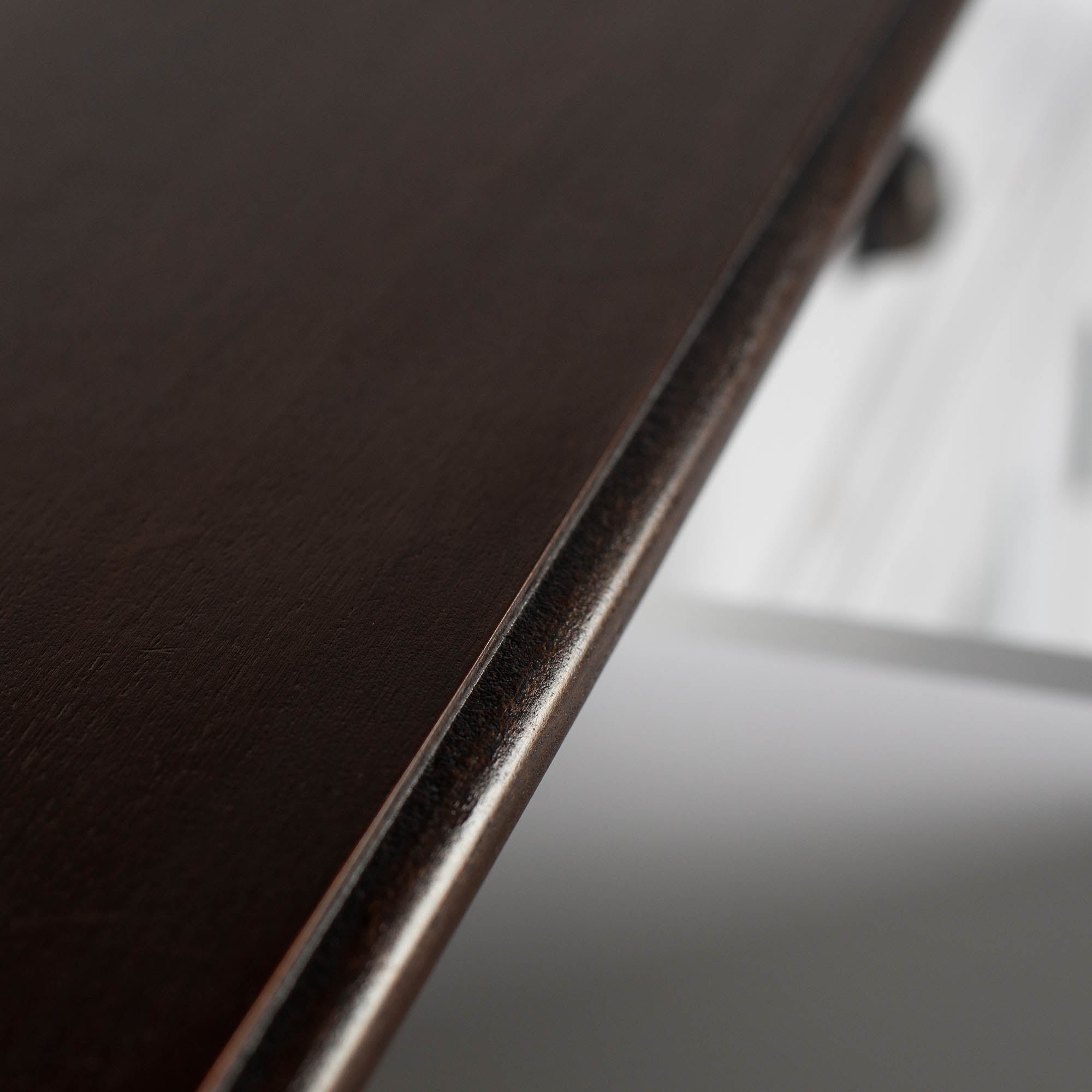 Halifax Accent Sideboard mit 4 Türen und 3 Schubladen – Weiß gewischt & Dunkelbraun