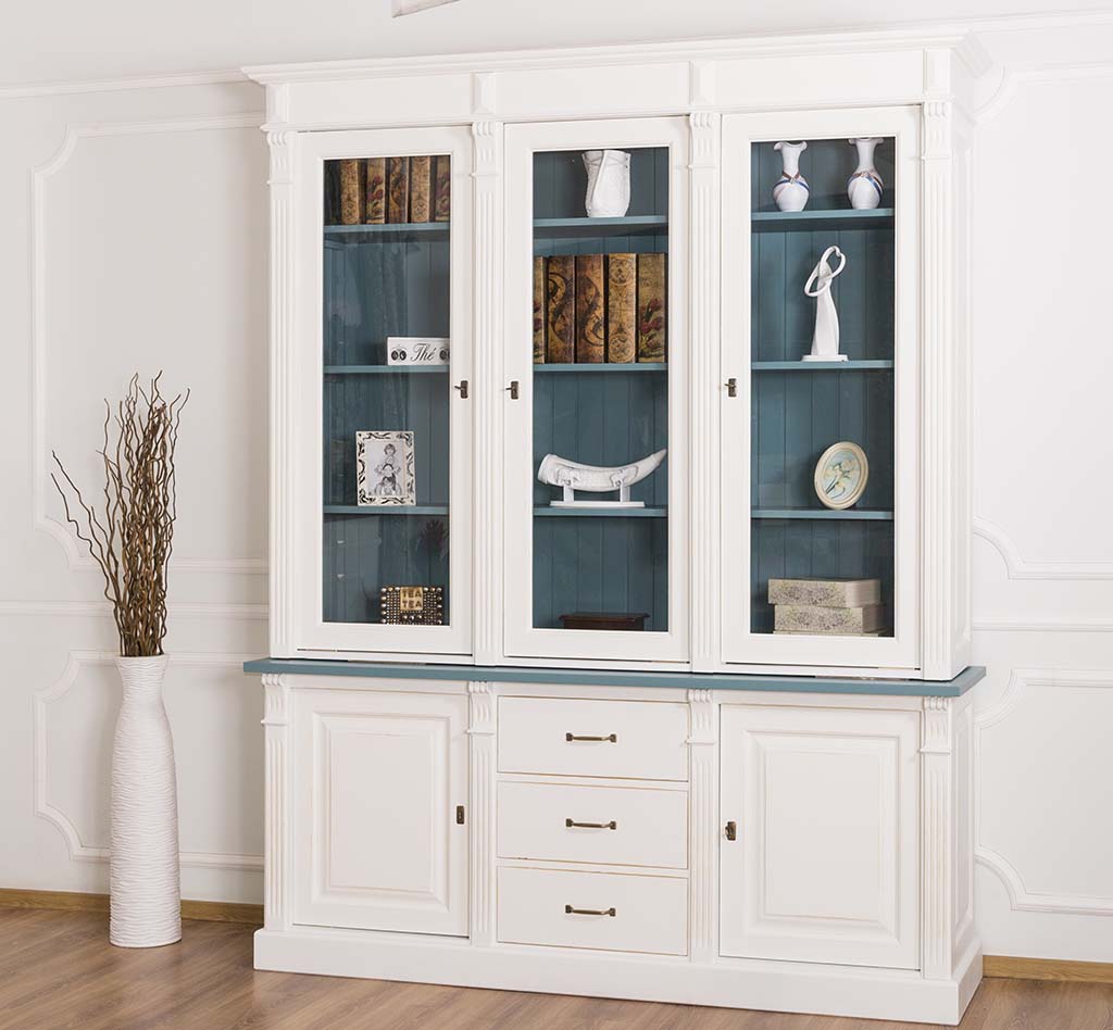 Eleganter Vitrinenschrank mit liebevollen Details - in vielen Farben erhältlich!