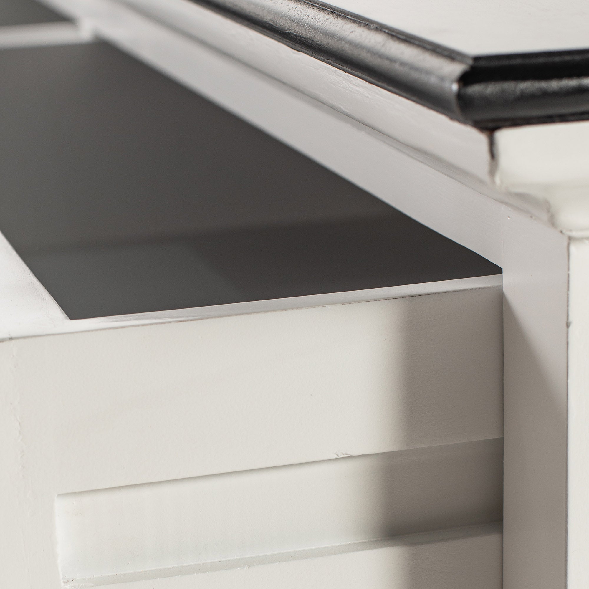 Halifax Contrast Buffet – Sideboard in Weiß mit schwarzer Tischplatte
