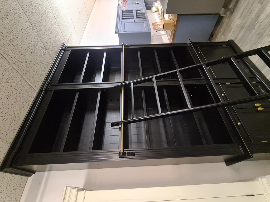 Schwarzes Bücherregal mit Leiter - 3 Meter Höhe - Aussteller zum Sonderpreis!