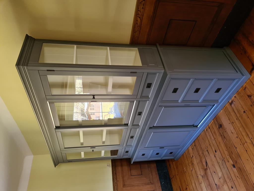 Vielseitiger Landhaus-Buffetschrank in Grau-Weiß - auch in anderen Farben erhältlich!