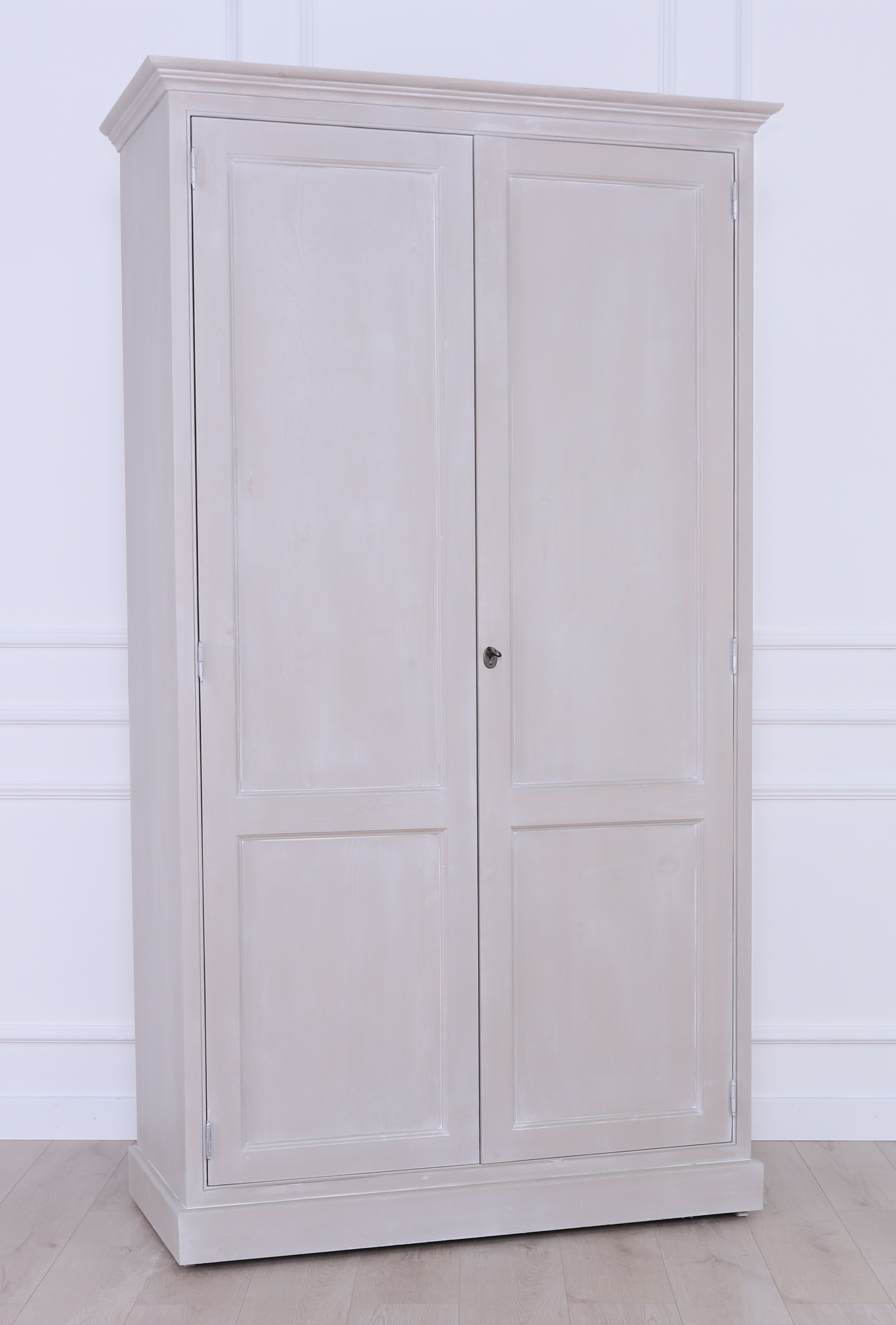 Großer Barschrank mit Weinregal im Landhausstil