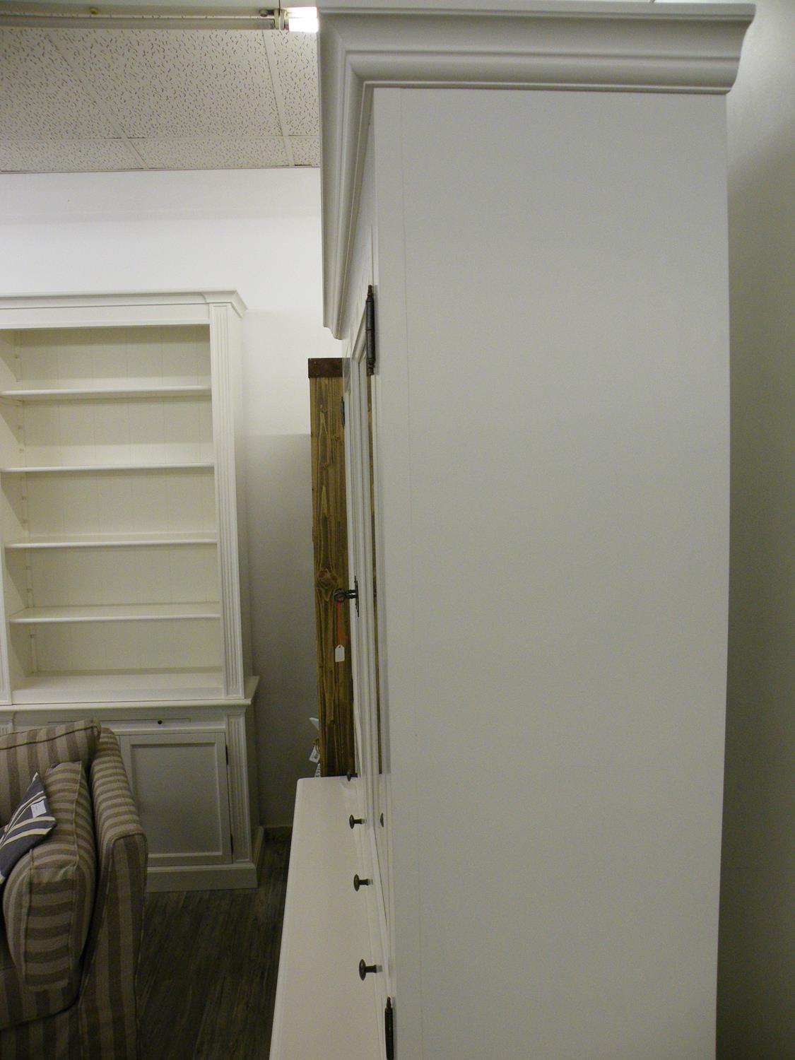 dscf8411_copy_ Interessanter Vitrinenschrank im Landhausstil